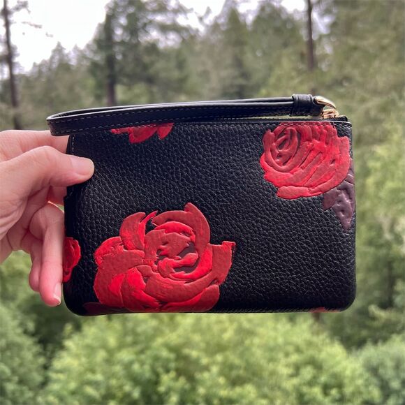 COACH Corner Zip Wristlet in Red Rose Floral Print CCJ70 NWT AUTHENTIC - Picture 2 of 4